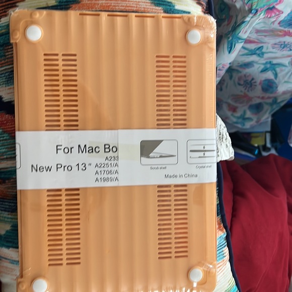 NWT Mac Book New Pro 13” hard shell cover - Picture 4 of 7